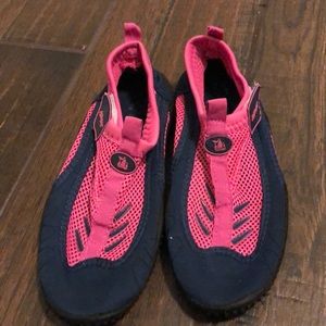 Used Wemon’s swim shoes